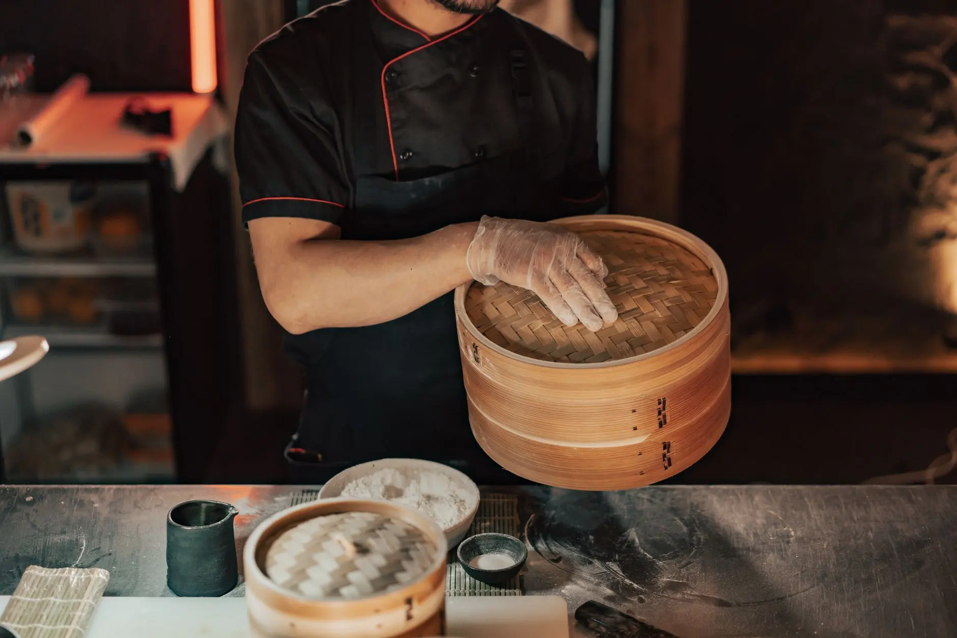 2025年春夏流行饰品趋势分析：项链与手链的搭配新方向